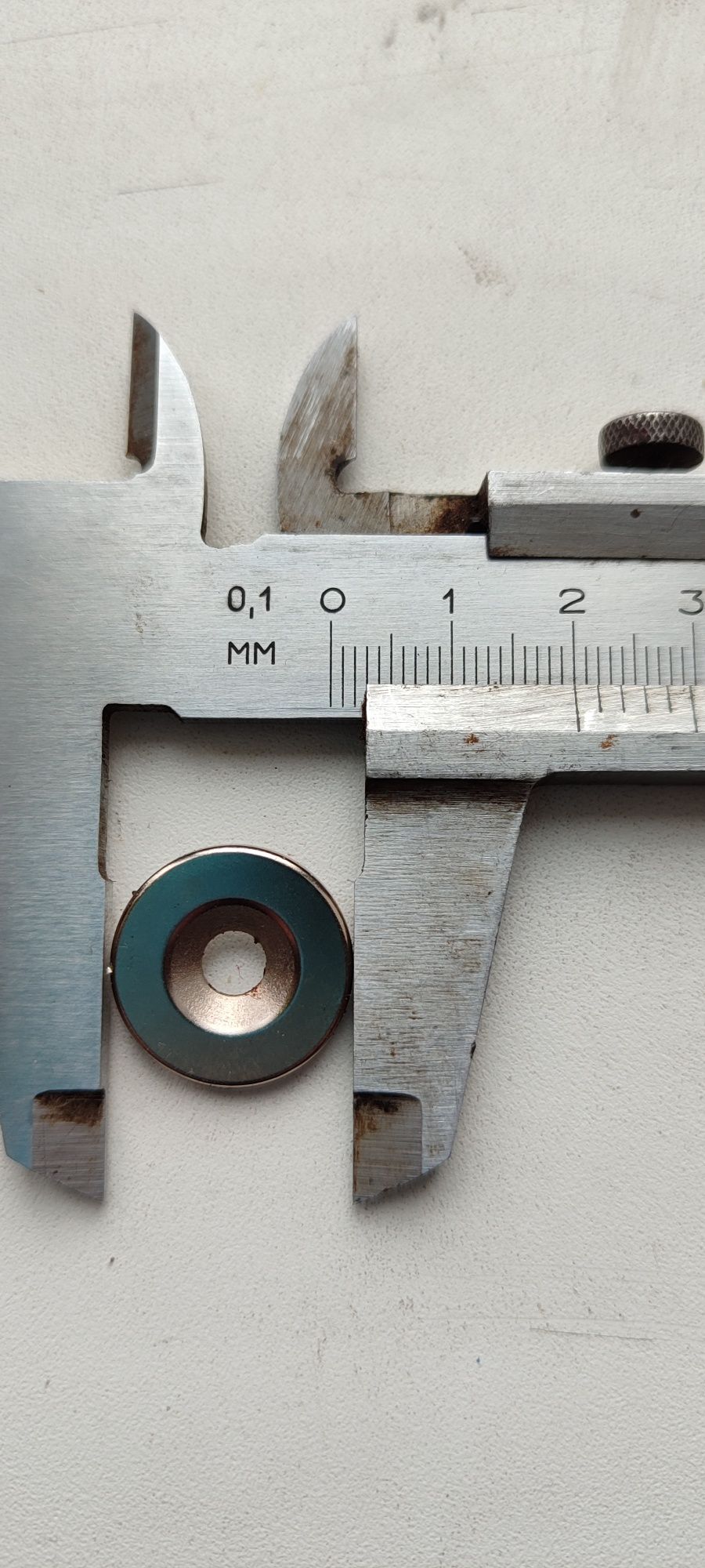 Неодимовый магнит с зенковкой D20 х h3 мм, диск (сила ~ 3 кг)