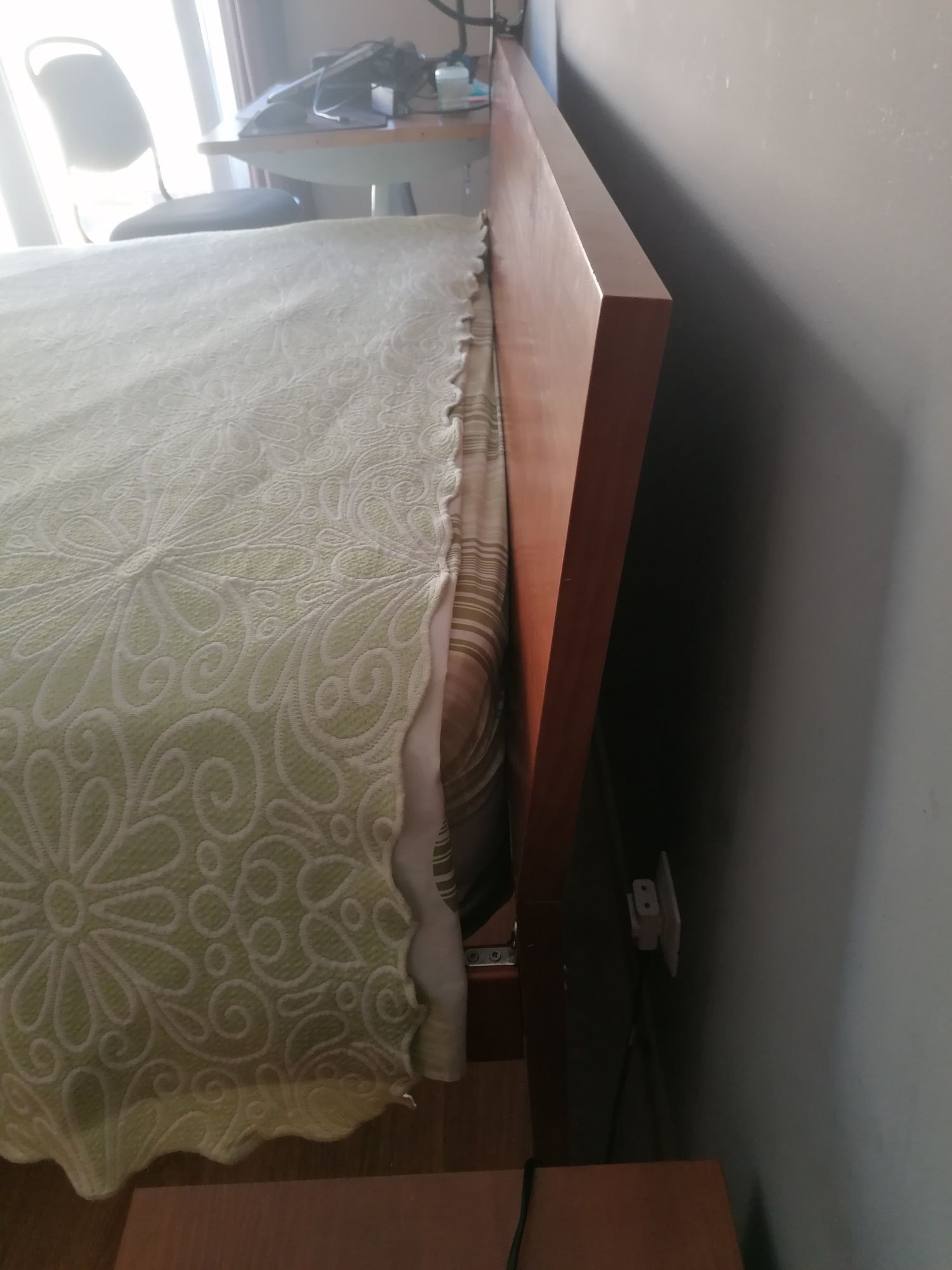 Cama de casal e  mesinha cabeceira