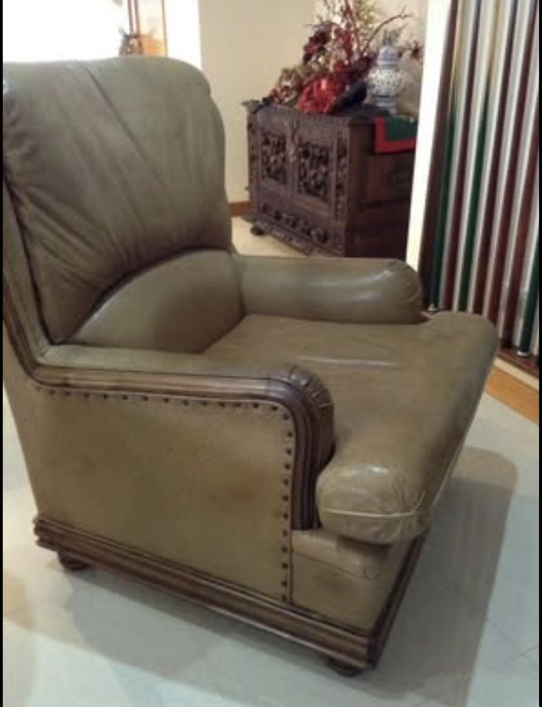 Conjunto de Sofá e 2 Poltronas em Pele de Búfalo