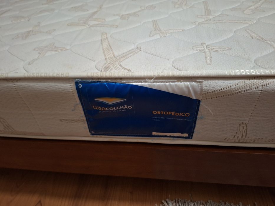 Vendo cama de .solteiro, corpo e meio , de cerejeira