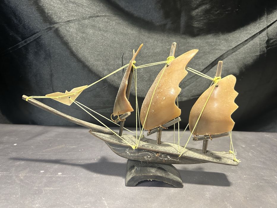 Rzeźbiony drewniany statek z żaglami z muszli – unikatowa dekoracja