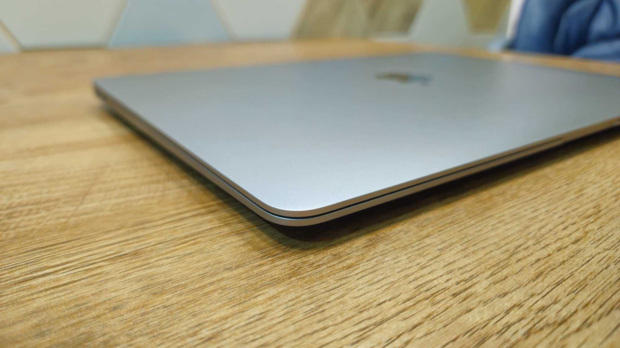 MacBook Air M1 2020 року 16 ГБ/256 ГБ SSD