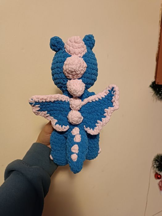 В'язані іграшки ручної роботи, дракончик, кошення та зайчик