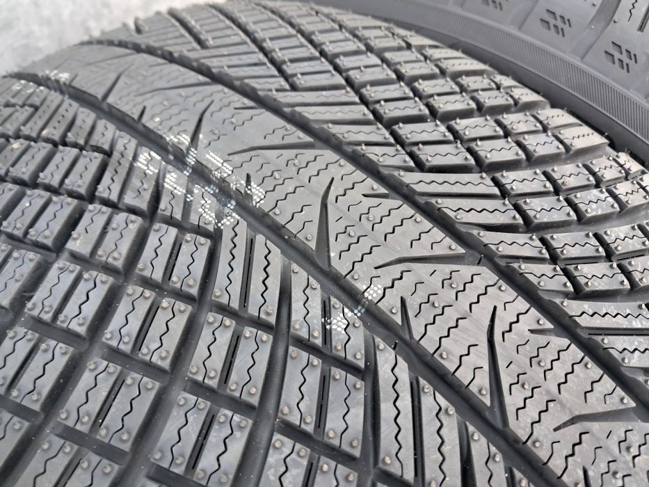 Резина зимова, НОВА, 275/40 R22 Yokohama Advan Winter V907  2025 рік