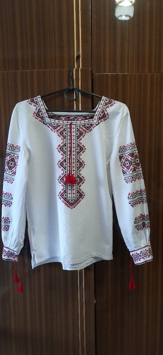 Жіноча вишиванка ручної роботи