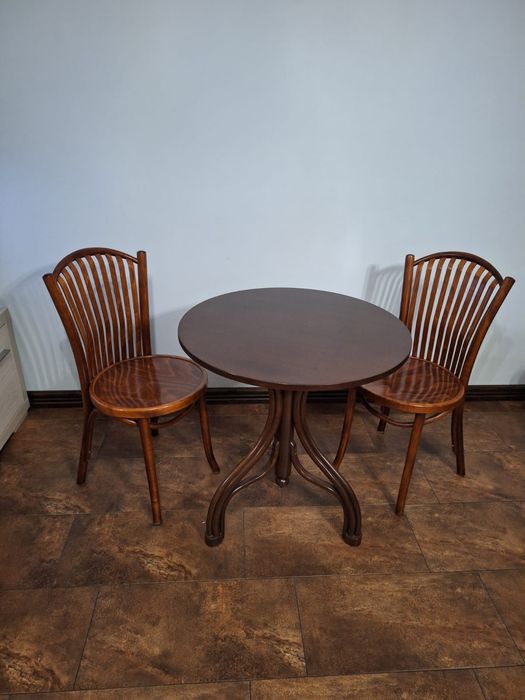 Stolik stylowy plus 2 krzesła