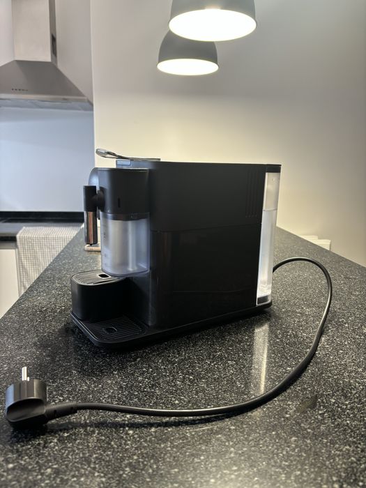 Maquina de café nespresso DeLonghi Lattissima One Evo preta