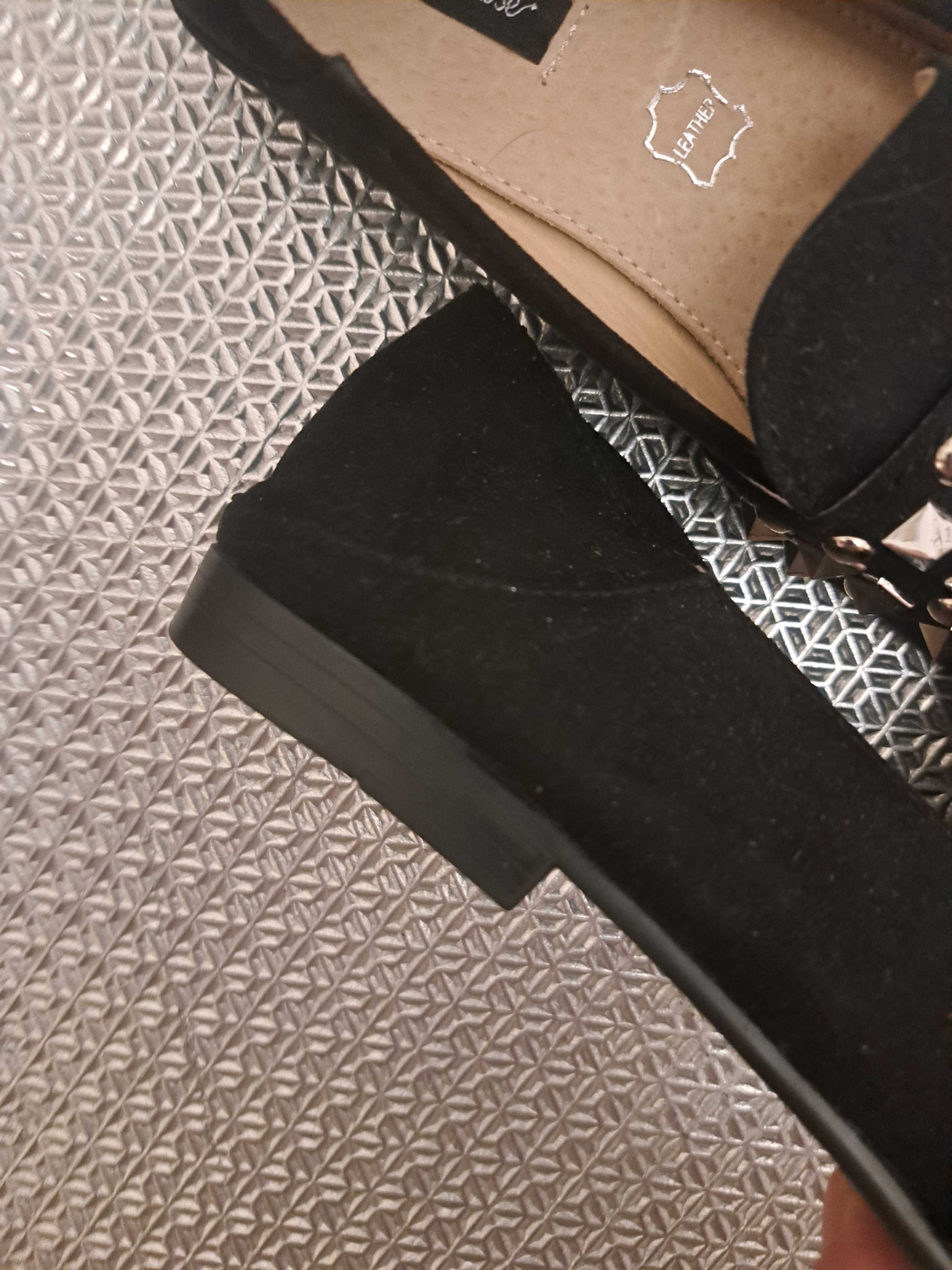 Buty czarne z cwiekami 39