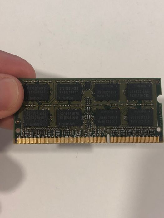 2 Memória RAM SO-DIMMs de 2 GB de DDR3 a 1066 MHz