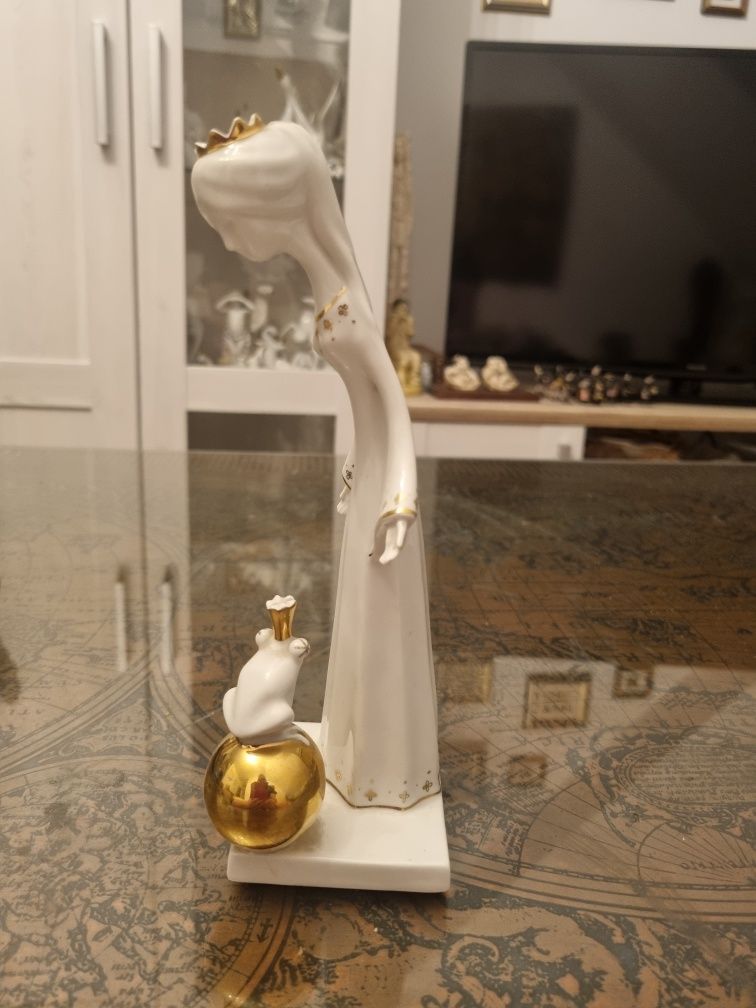 Porcelanowa figurka- księżniczka i żaba/"pocałunek "