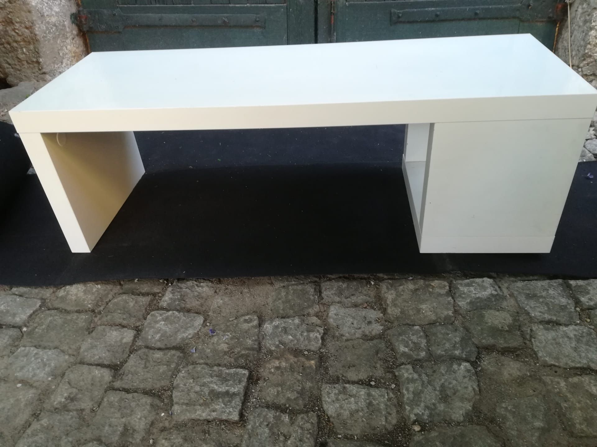 Mesa de apoio para sala de estar, c/ 1,20x0,40x0,40. Em bom estado.