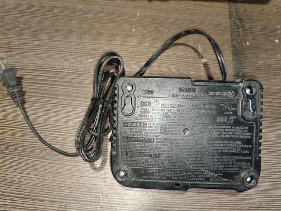 Зарядний пристрій Dewalt DCB112