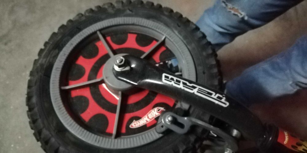 Bicicleta hot wheels com rodinhas