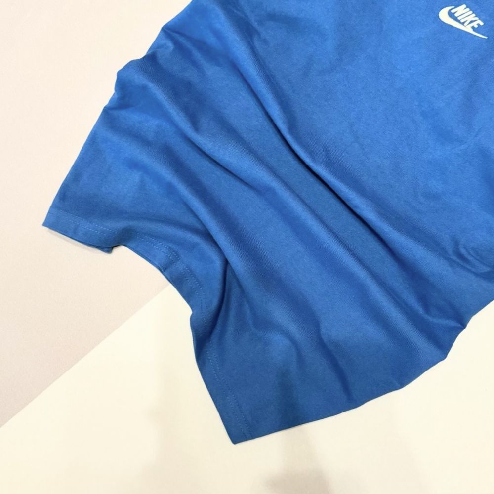 Нова футболка Nike Swoosh центр лого голуба М розмір