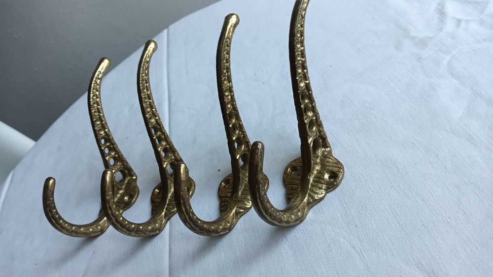 Stare dekoracyjne wieszaczki z mosiądzu.