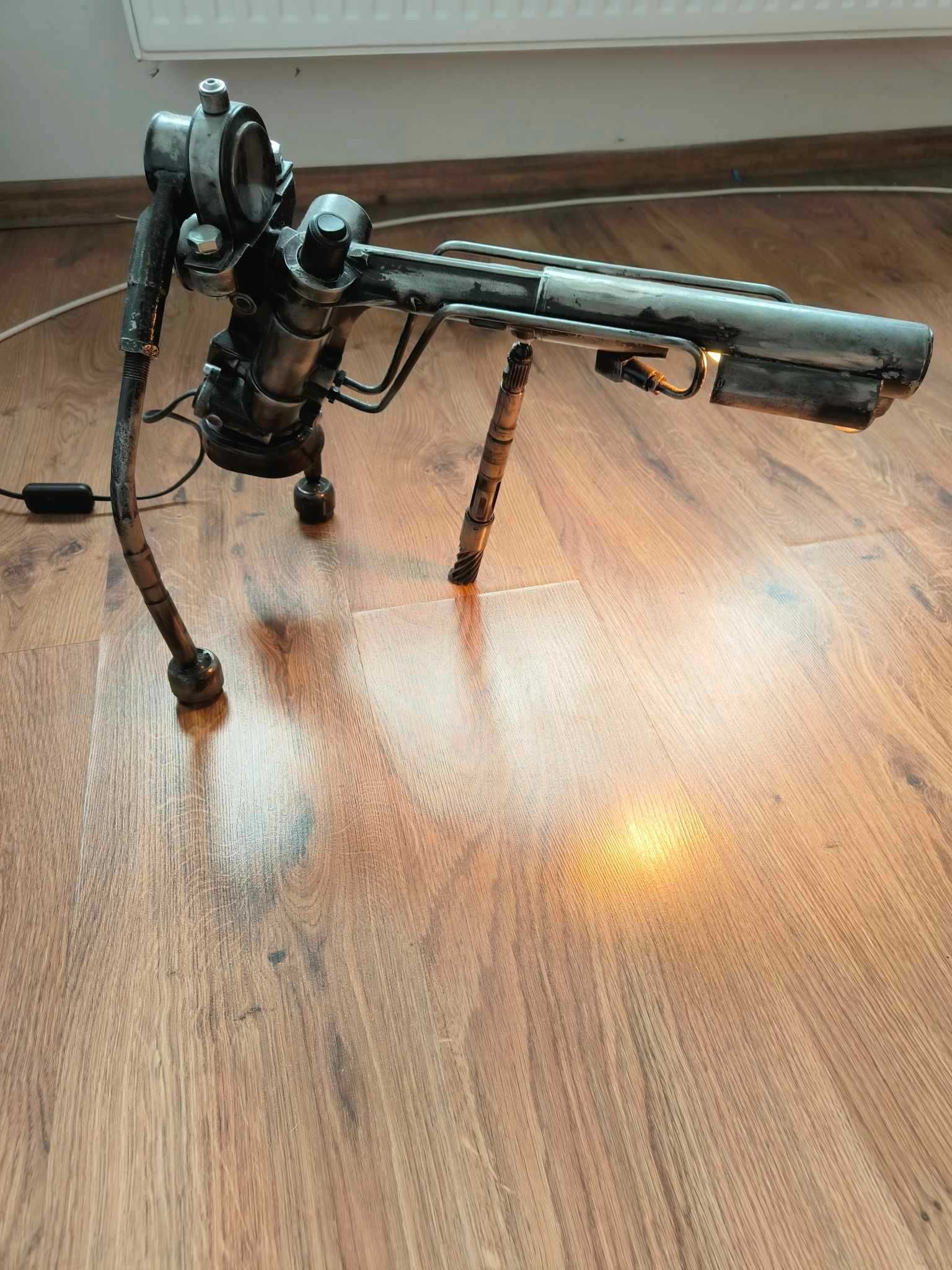 Customowa lampa biurkowa pistolet