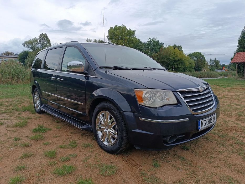 Chrysler Town & Country Chrysler Town & Country 2008 bogata wersja ze stolikiem i monitorami.
