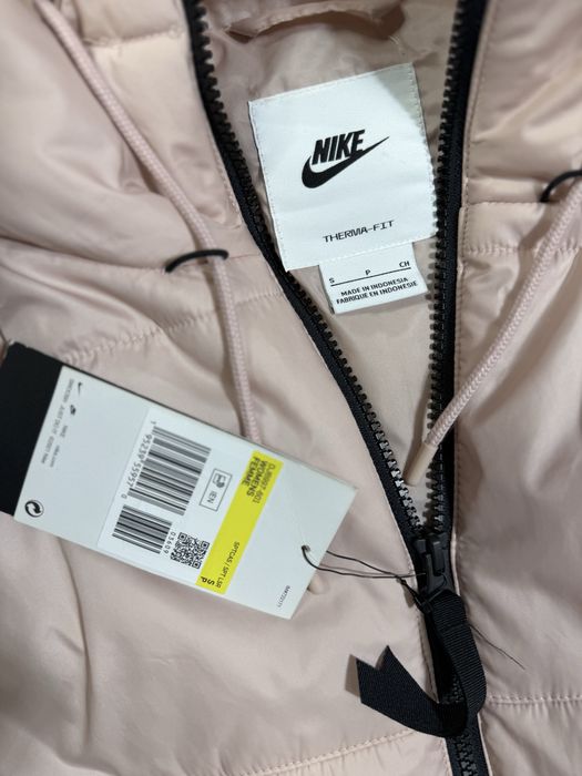 Nike куртка оригинал женская новая S