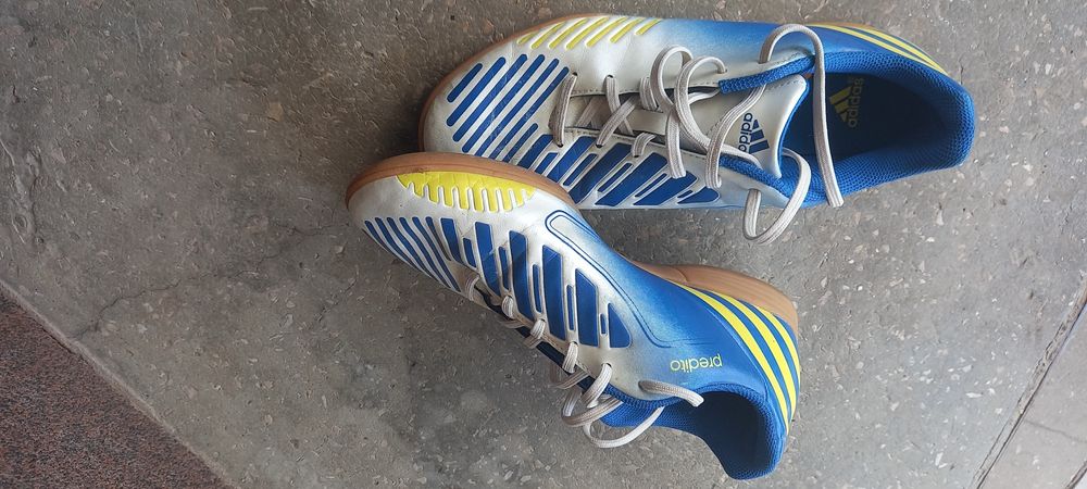 Спортивні кросівки