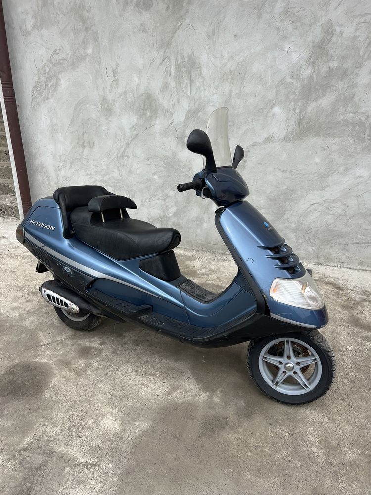 Скутер Piaggio Hexagon