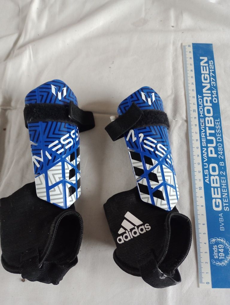 Małe ochraniacze piłkarskie adidas