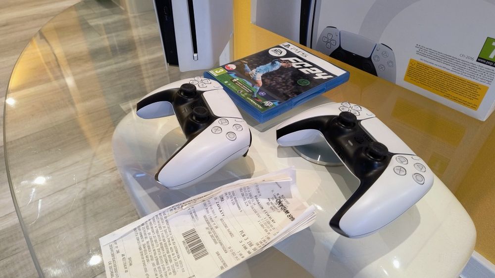 Jak nowa konsola PS5 8k HDR 1TB gwarancja 2 pady gry komplet pudełko