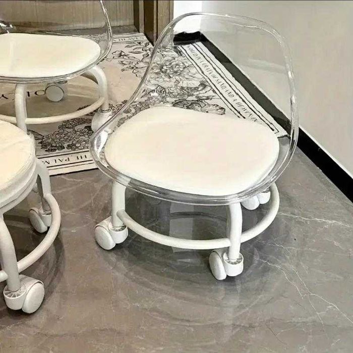 Білий Прозорий Пластиковий Табурет з Колесами\