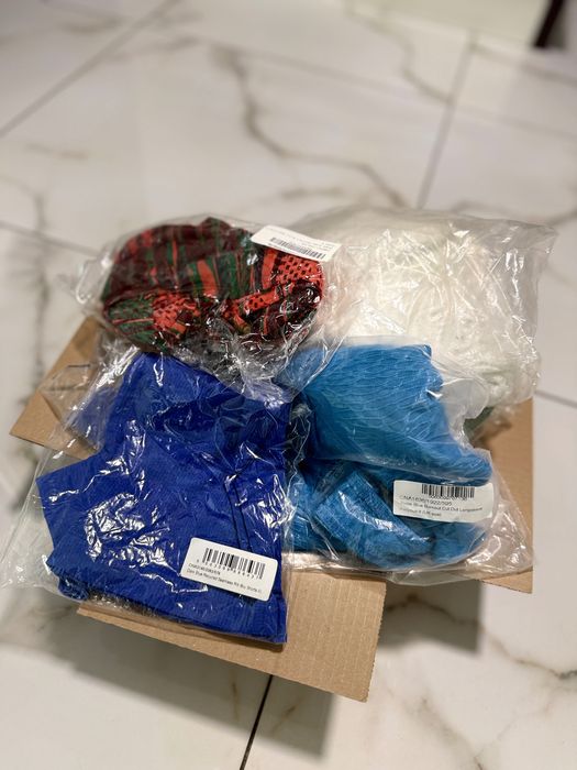 Box z nowymi damskimi rzeczami marki Prettylittlething.