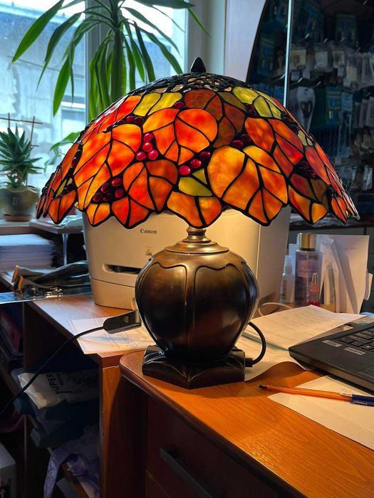 Вітражна настільна лампа.