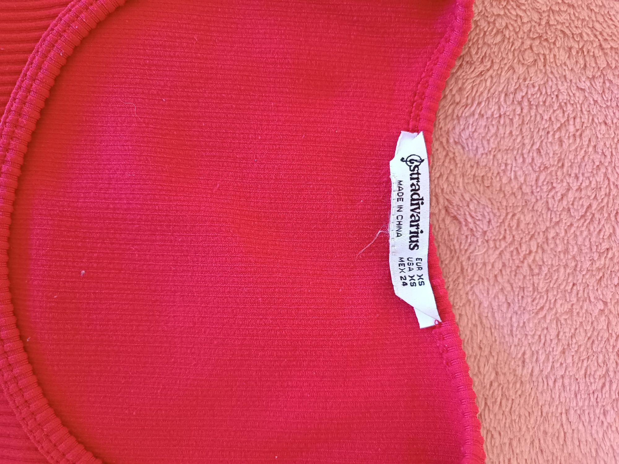 top vermelho, mulher