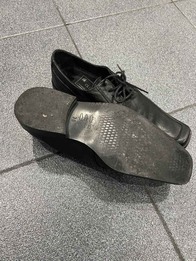Sapatos em pele preto