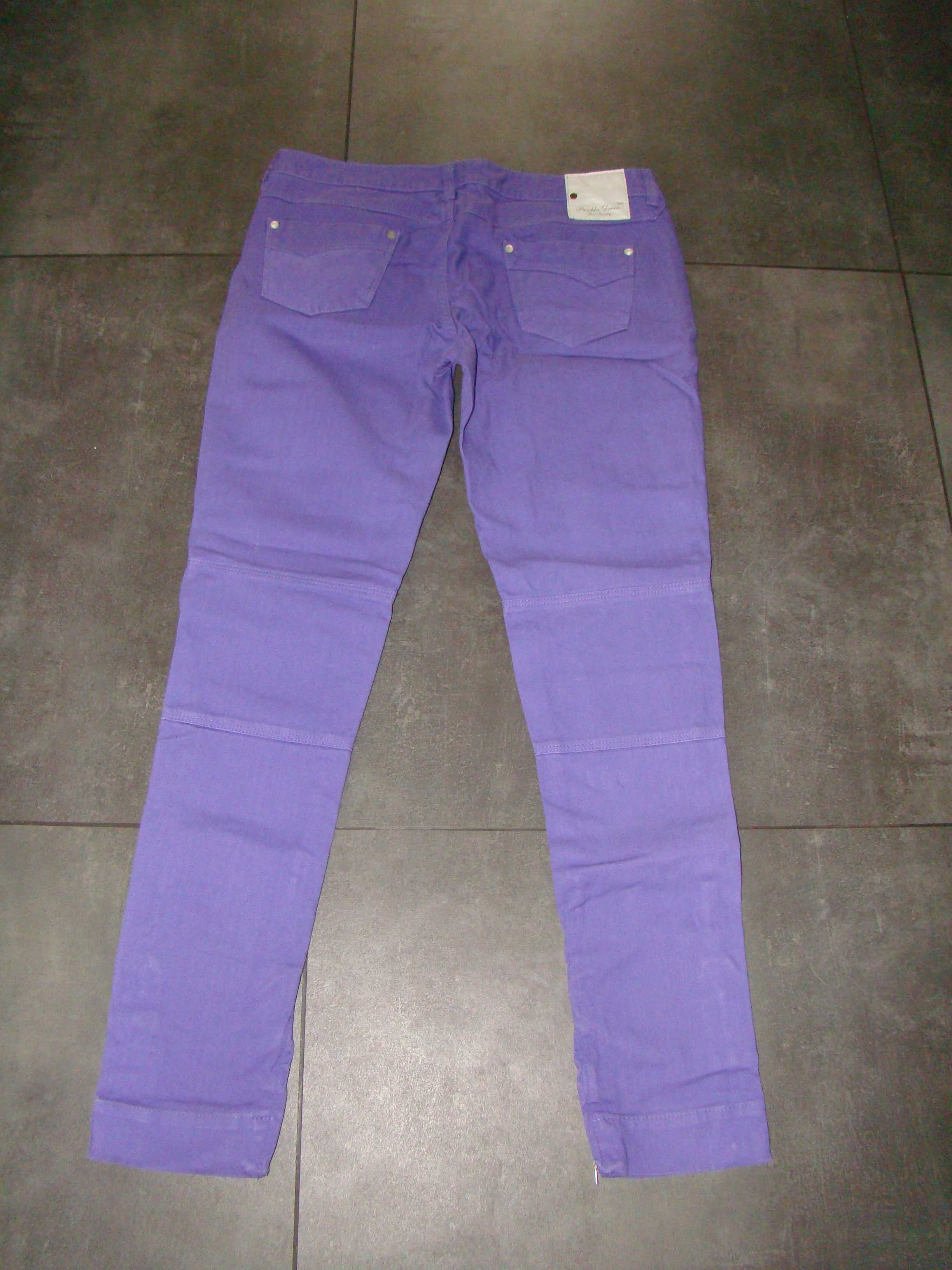 Fajne damskie spodnie jeansowe marki Bershka