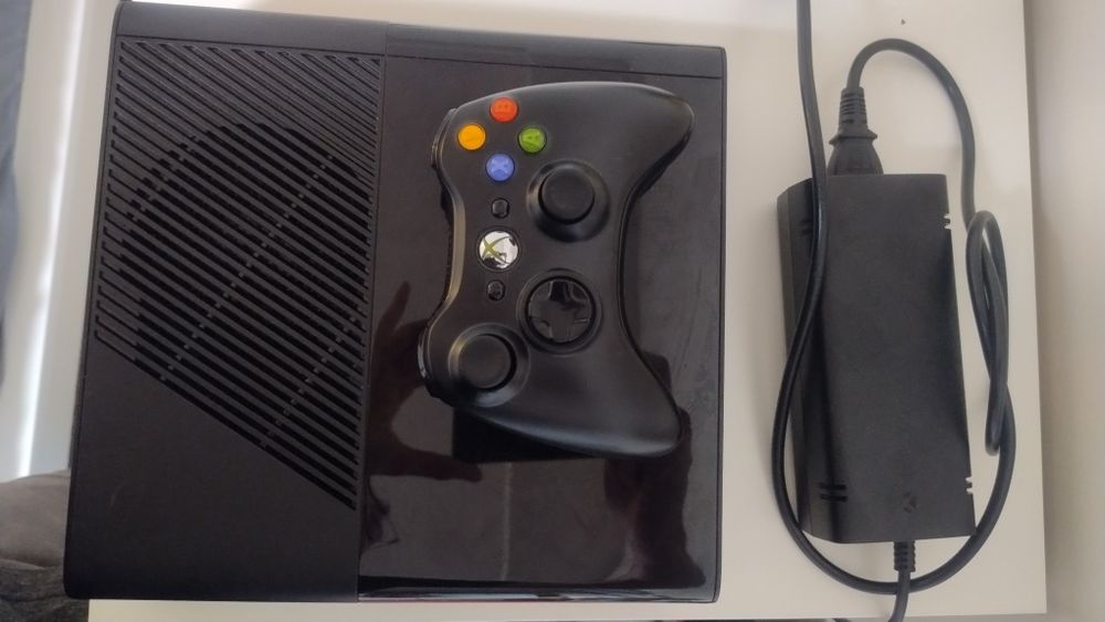 Xbox 360 (zasilacz, gamepad, konsol)