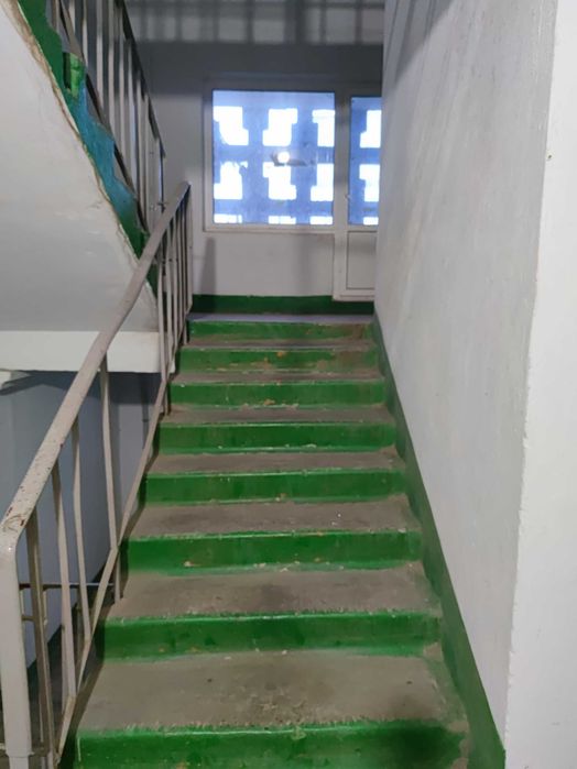 Продаж затишної  трикімнатної квартири в центрі міста.