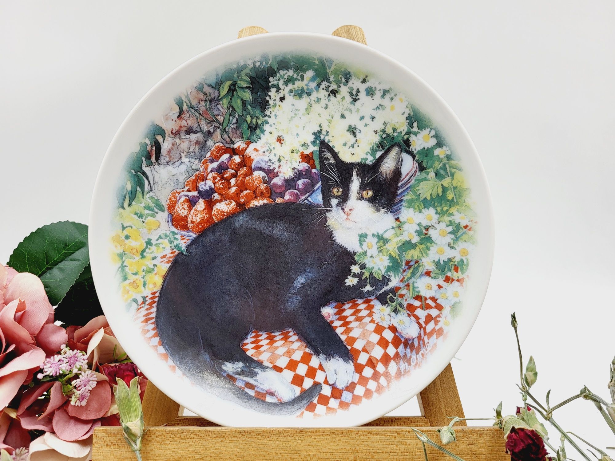 Śliczny porcelanowy dekoracyjny talerz z motywem kotka