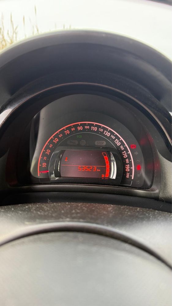 Renault Twingo preto