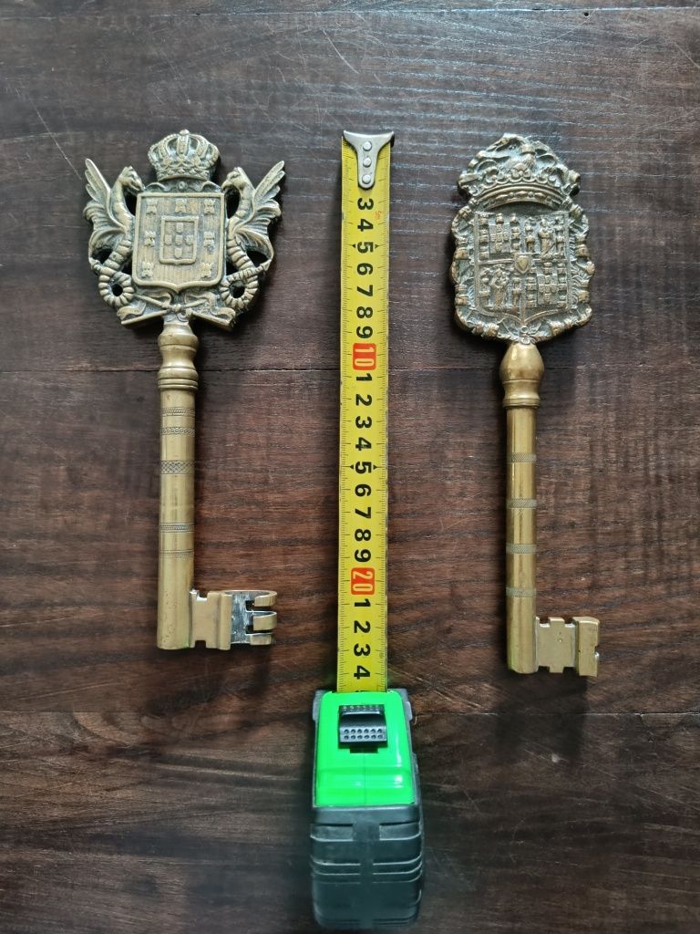 Antigo conjunto de chaves brasonadas