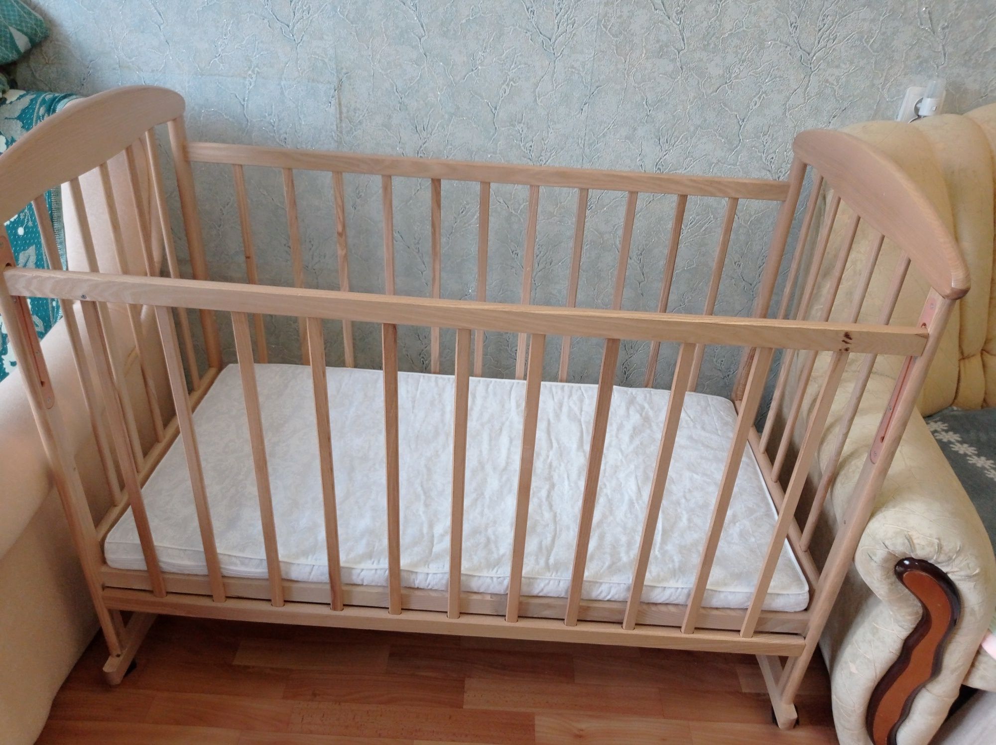 Ліжко для немовлят з матрацом