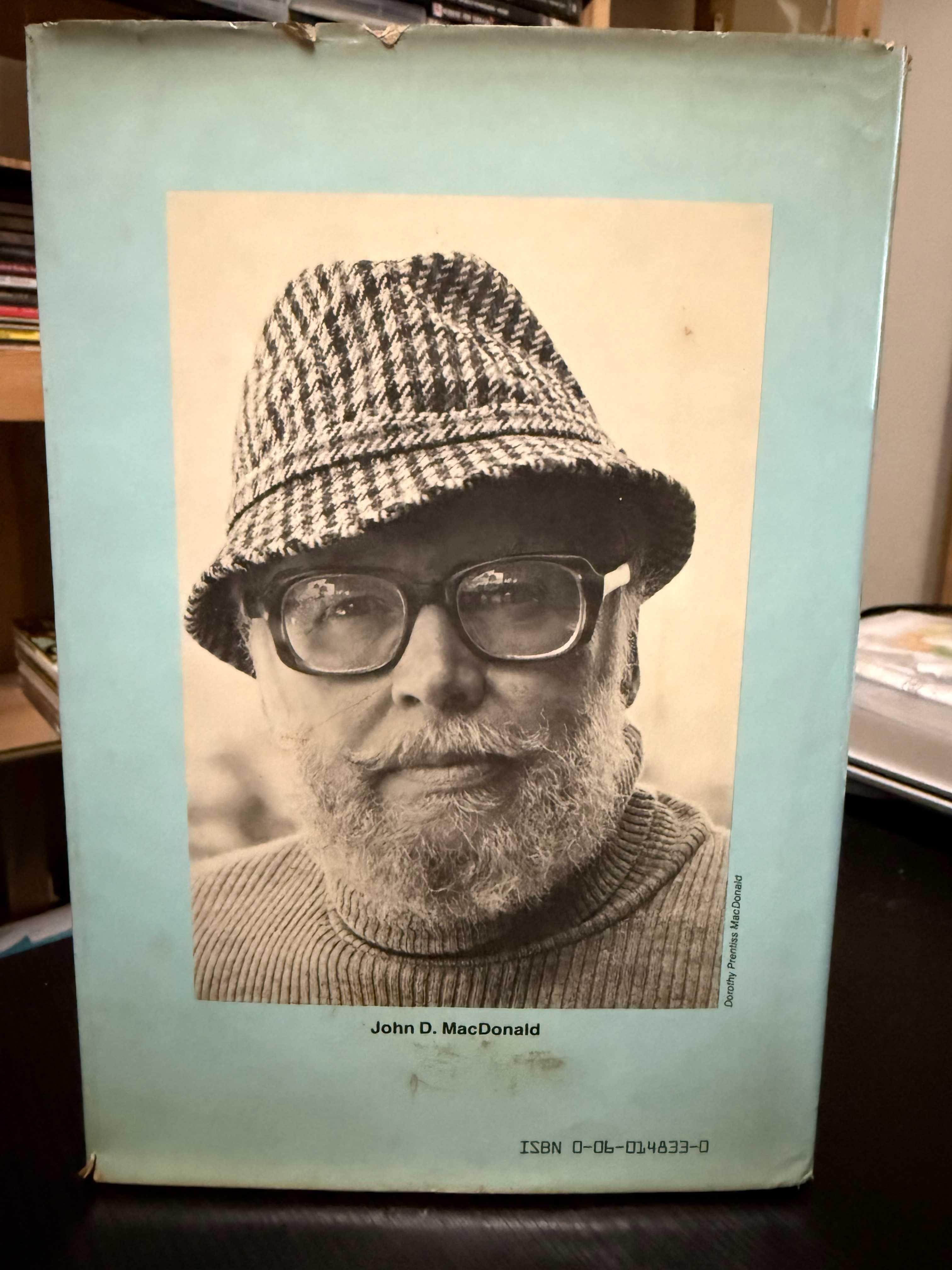John D. MacDonald – Free Fall in Crimson