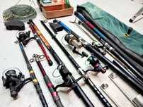 Lote de canas de pesca e acessórios