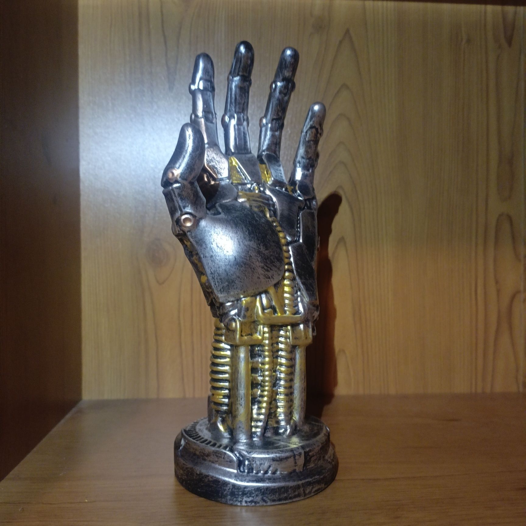 Cyberpunk mechaniczna ręką na pady i akcesoria