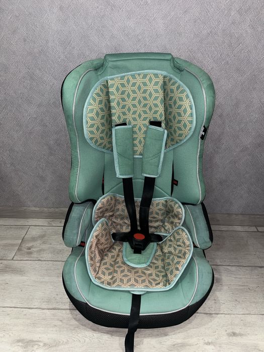 Дитяче автокрісло.Детское автокресло Есть наклон для сна.