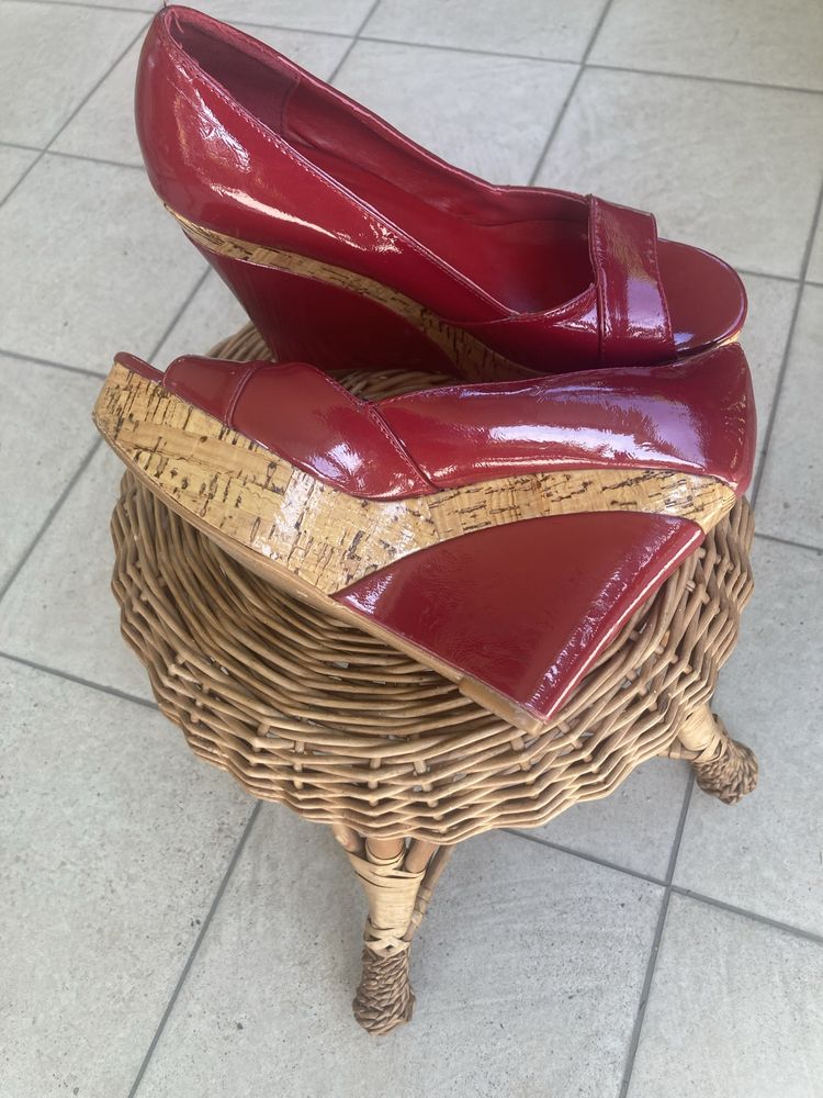 Buty damskie lakierki czerwone Jenniferna koturnie, oryginalne,wygodne