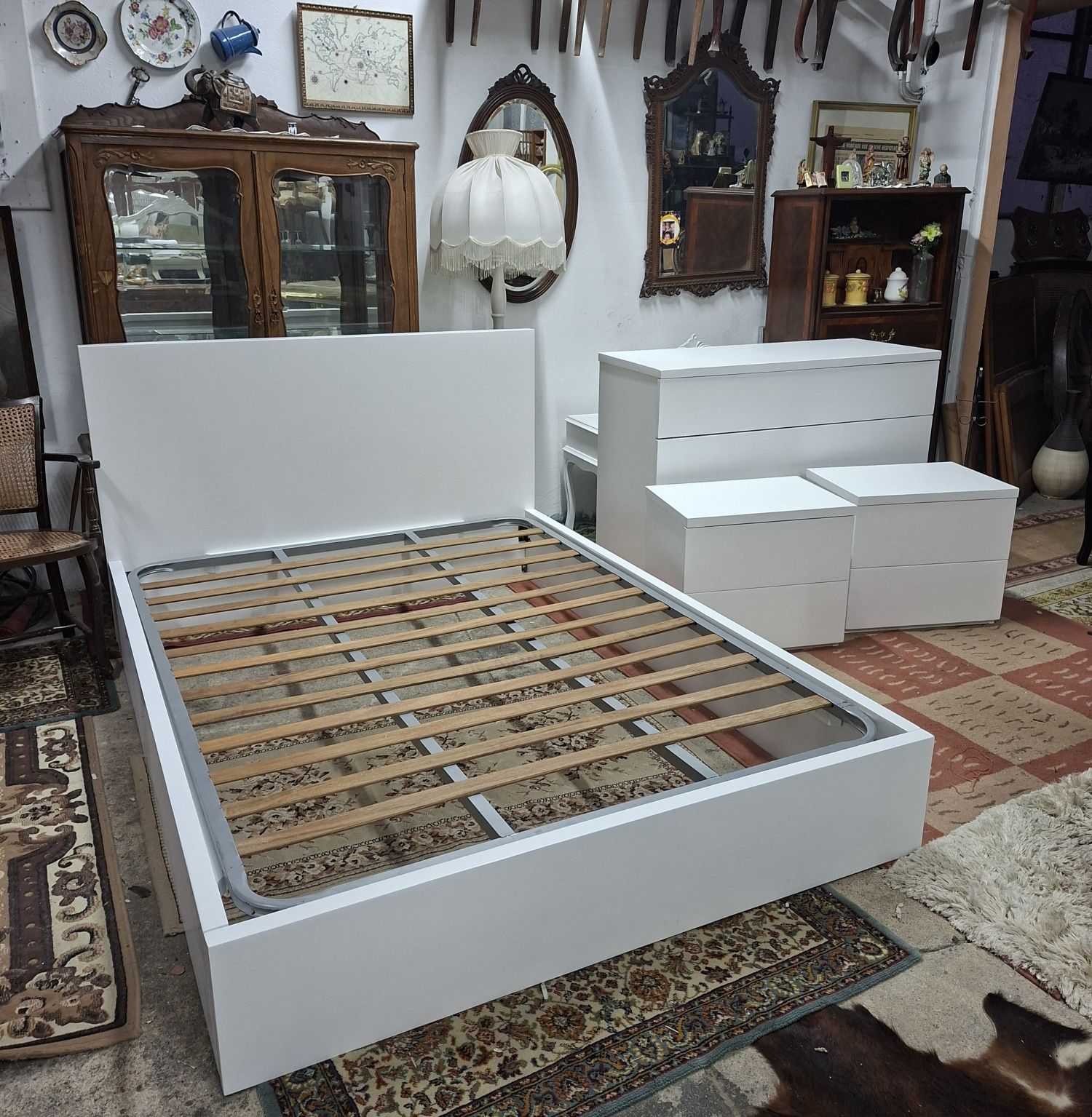Quarto casal - cama+mesinhas+comoda+estrado