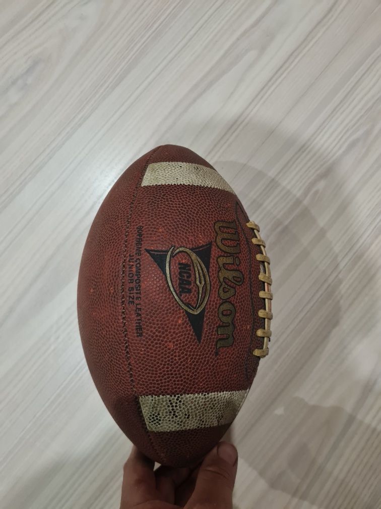 Оригинальный мяч для регби американського футбола.