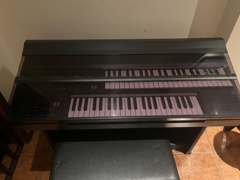 Órgão digital Farfisa c/ banco