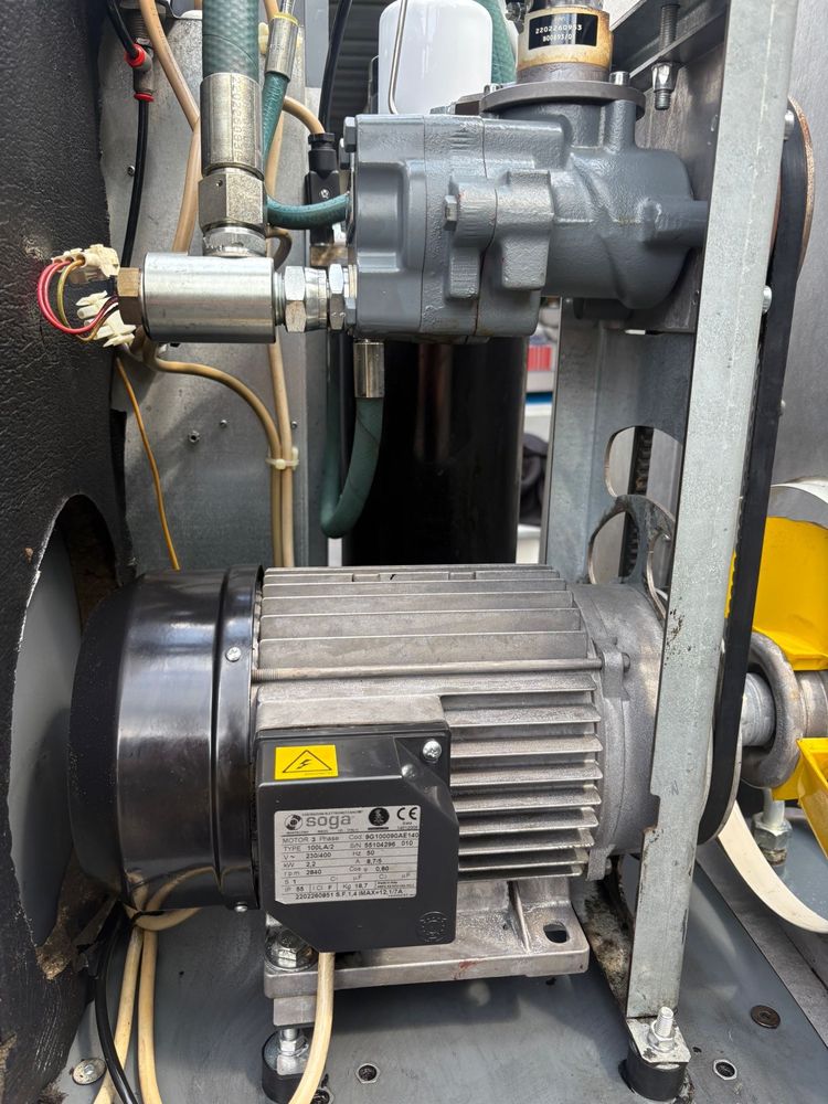 Kompresor srubowy  280L/min 2.2kW 8 bar zbiornik 200l