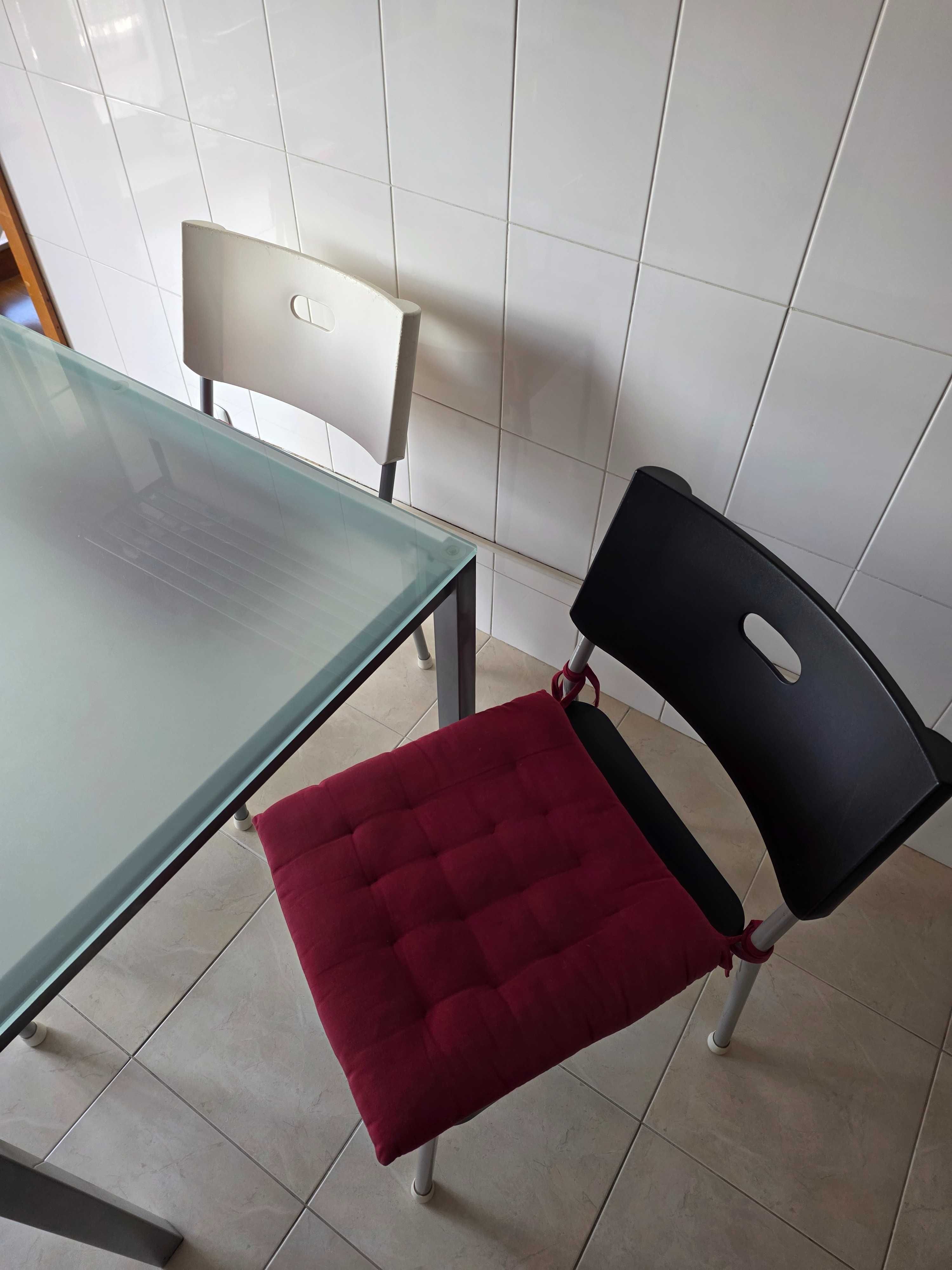 Mesa de vidro com cadeiras.
