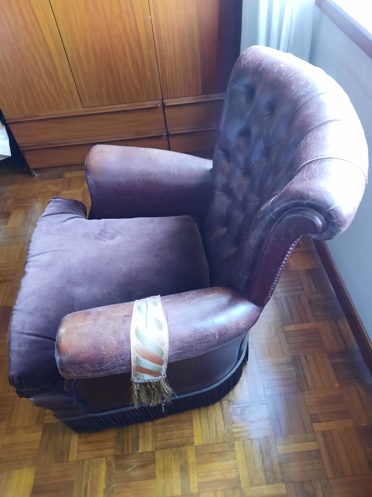 2 cadeirões antigos em couro