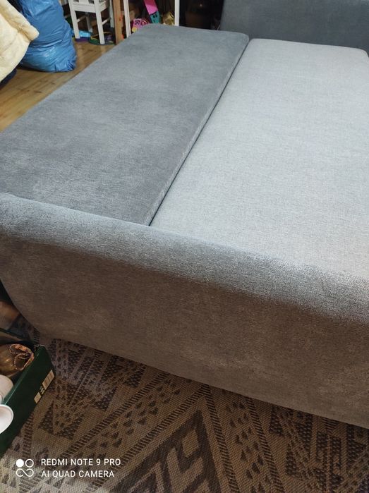 Szara kanapa z funkcją spania i pojemnikiem na pościel plus poduchy